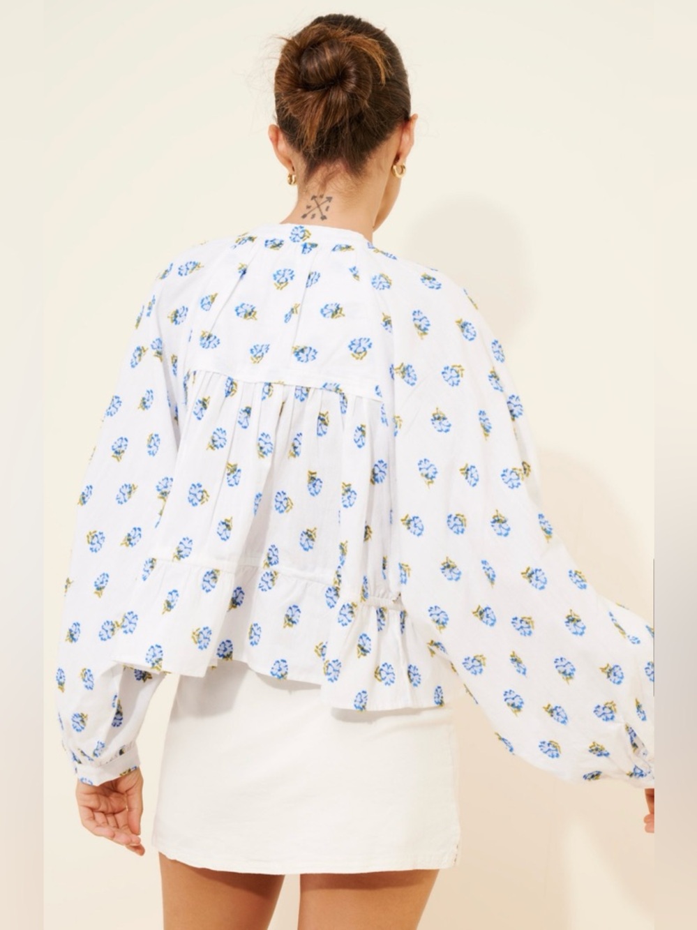 1X Anthropologie Pilcro Babydoll Batwing Blouse white with blue floral - Picture 3 of 10